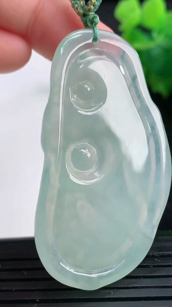 天然A货翡翠逍遥佛吊坠尺寸51.2-28.2-5.8重量:16.69g
3月25日