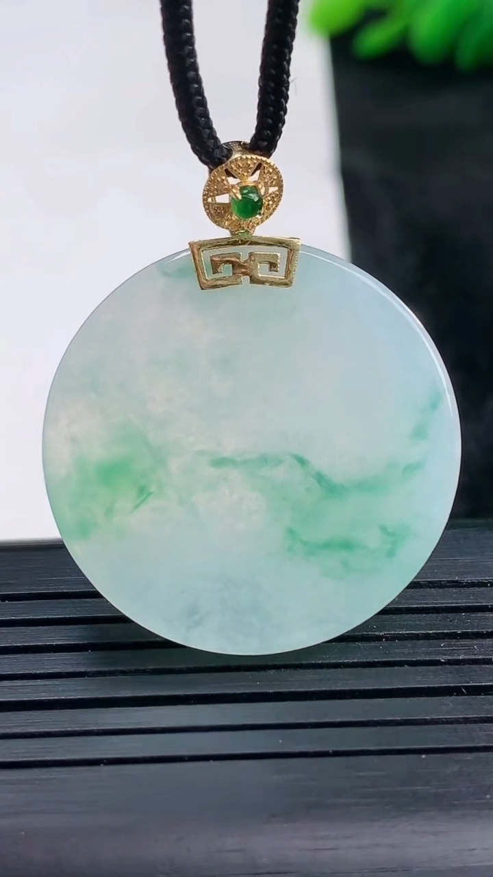 天然A货翡翠种飘花无事牌吊坠尺寸29.2-4.4重量:10.42g
3月25日