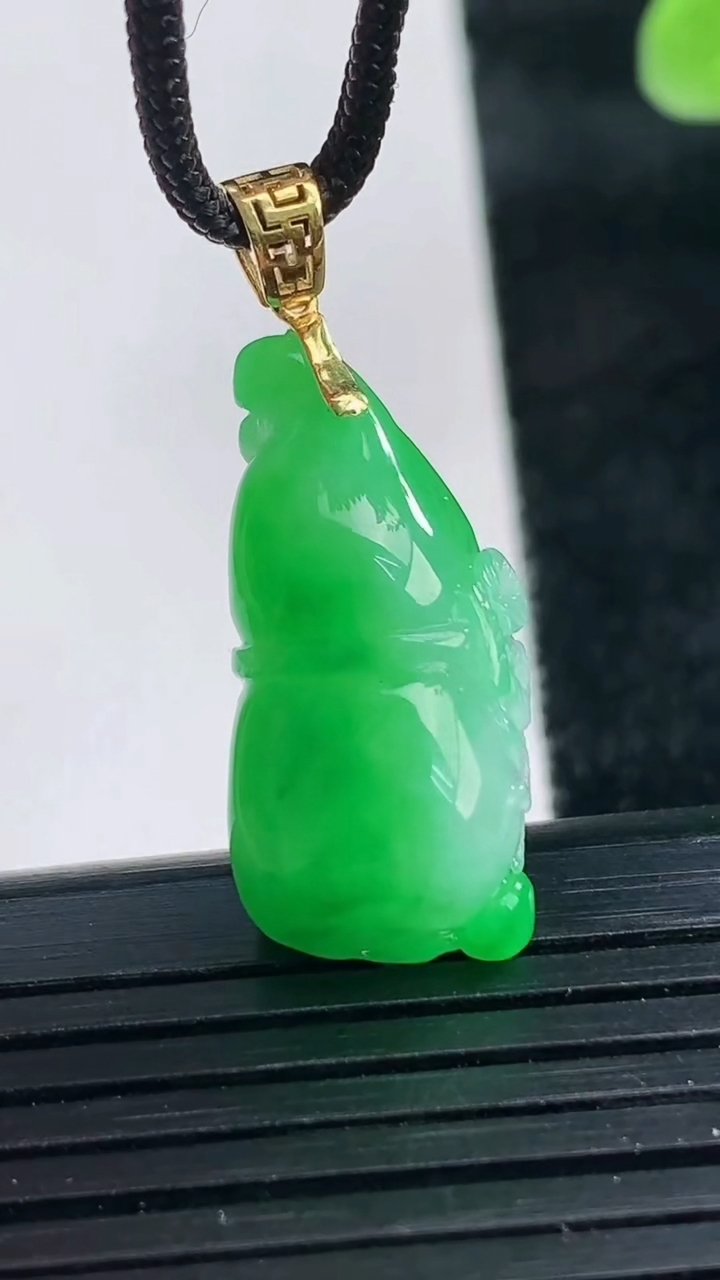 天然A货翡翠葫芦吊坠尺寸26.6-13.1-10.1重量:5.22g
3月25日