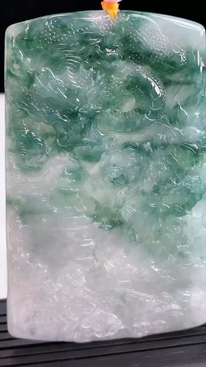 天然A货翡翠牌吊坠尺寸72.9-47.1-4.5重量:38.80g
3月25日