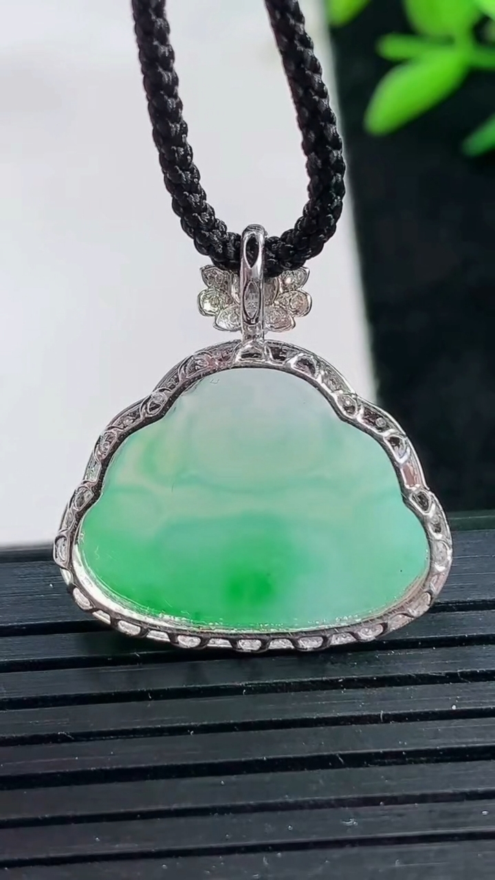 天然A货翡翠佛公吊坠尺寸24.5-22.9-6.1裸石15.8-20.5重量:2.38g
3月25日