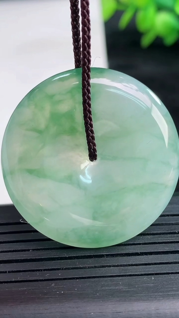 天然A货翡翠飘花平安扣吊坠尺寸36.5-6重量:17.31g
3月25日