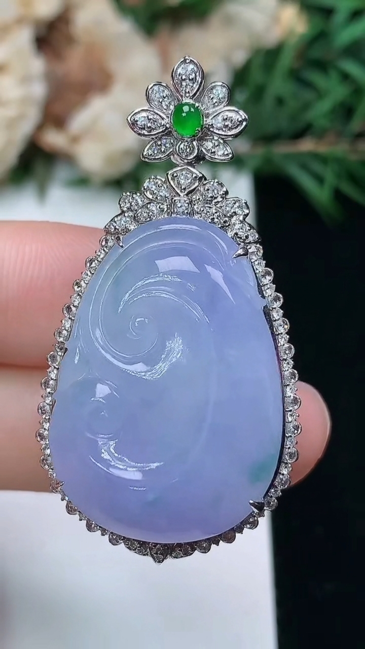 天然A货翡翠紫罗兰 飘花如意吊坠，尺寸26.7-19，重量:10.65g
3月25日