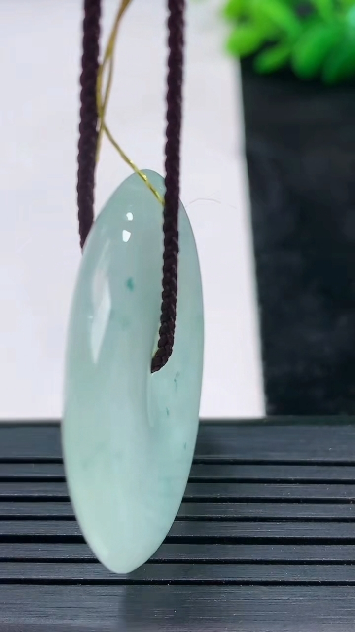 天然A货翡翠飘花平安扣吊坠尺寸37.5-5.3重量:16.81g
3月25日