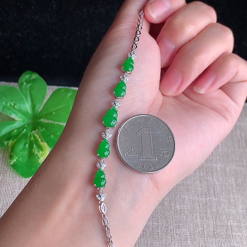 天然A货翡翠18K金伴钻镶嵌阳绿葫芦手链 
尺寸8.3-5.5-4.2mm 重量5.20g 0324