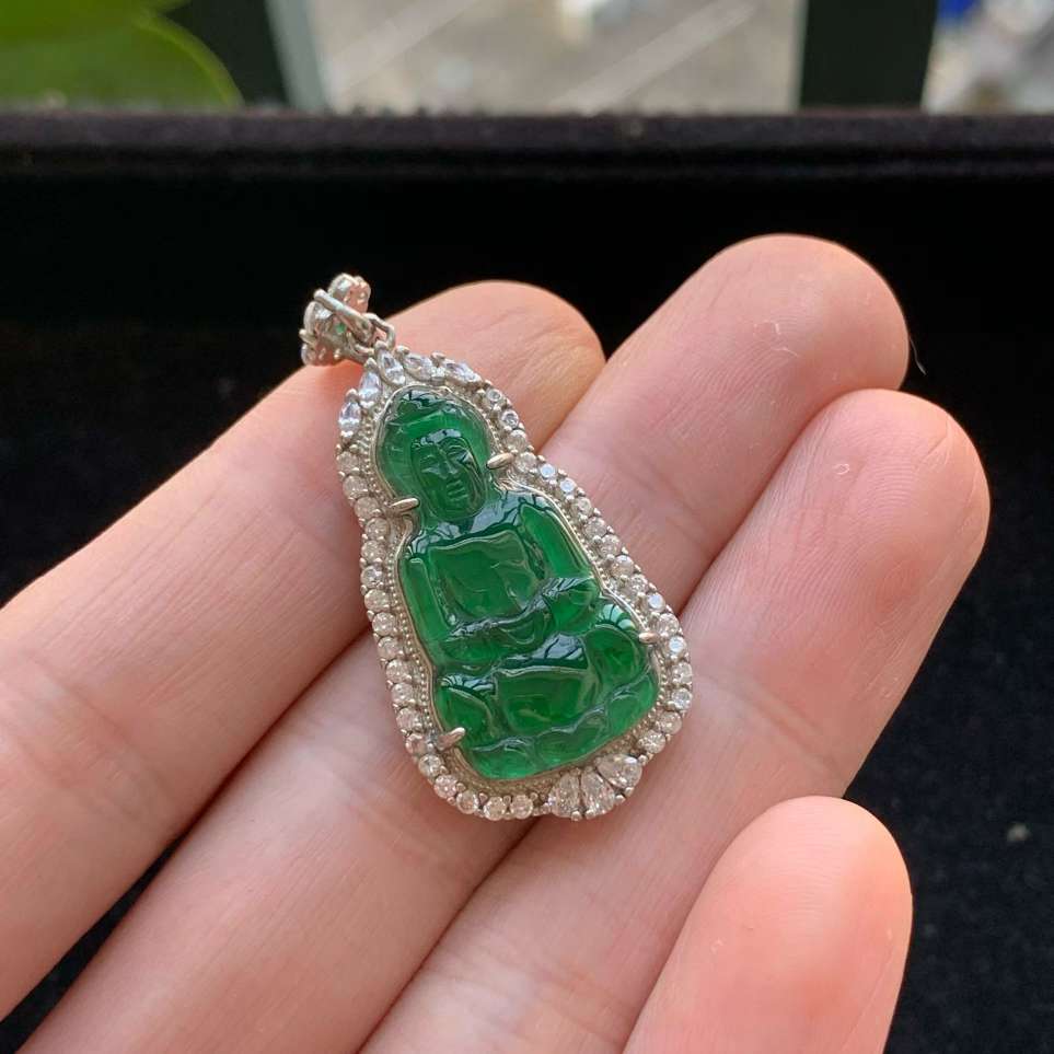 A货天然翡翠冰种925银满绿观音吊坠重量5.20
3月25日