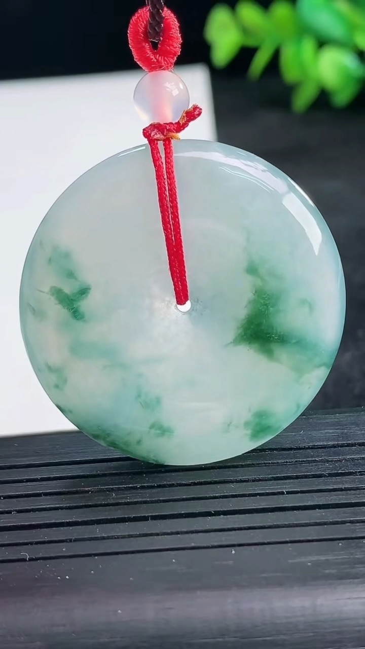 天然A货翡翠冰种飘花平安扣吊坠尺寸37-5.7重量:17.30g
3月25日