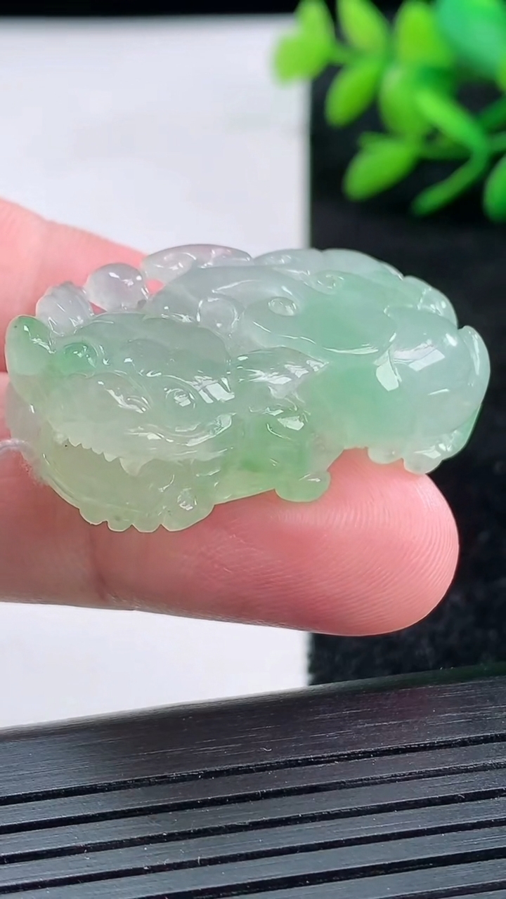 天然A货翡翠貔貅吊坠尺寸37.2-21.4-11.9重量:22.40g
3月25日