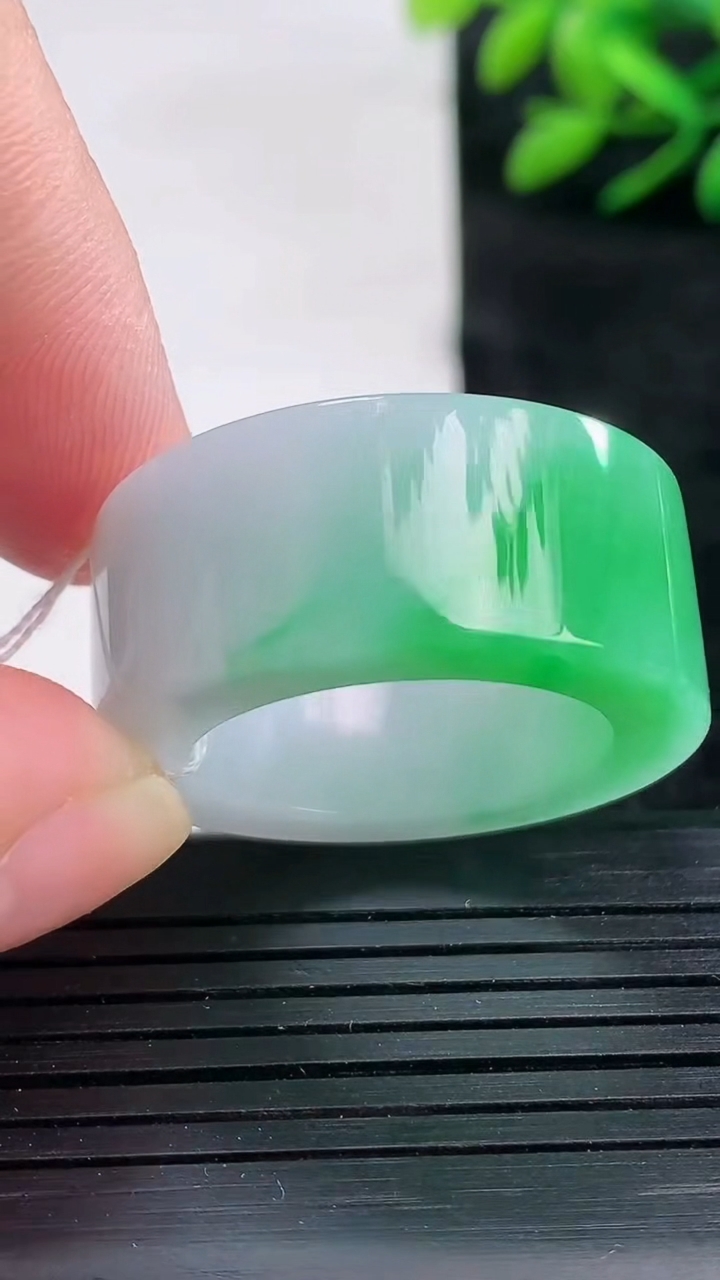 天然A货翡翠指环 扳指 戒指，尺寸21.4-12.5-4.8重量:11.42g2026年3月25日
工厂直销收藏佳品,种好水足，色泽均匀，有种有色，上手高大气！