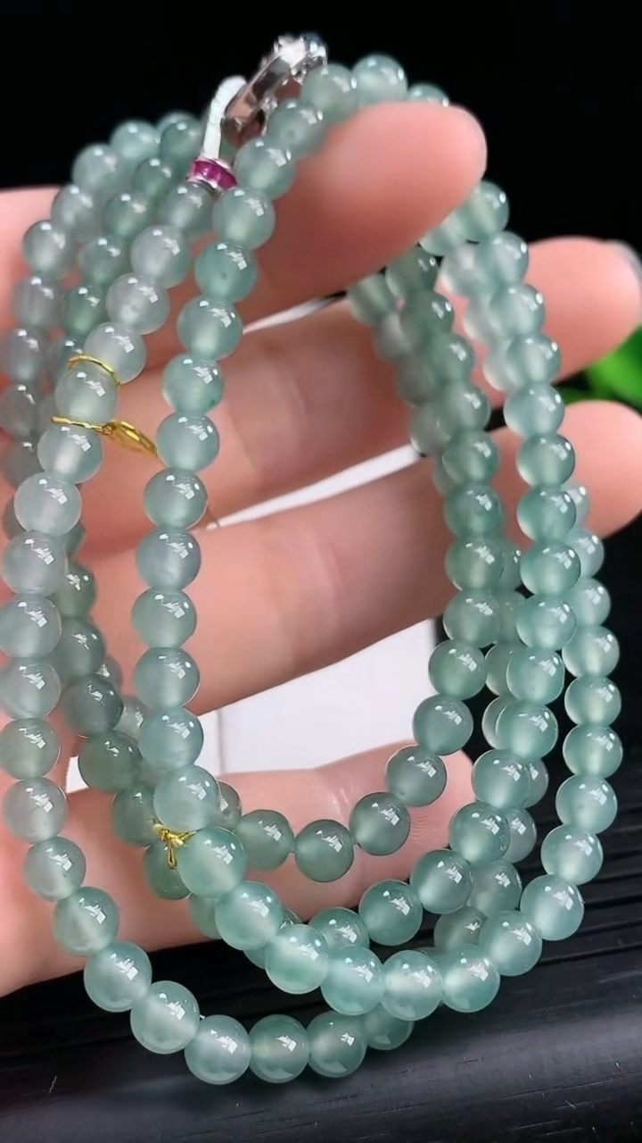 天然A货翡翠种飘花圆珠项链尺寸4.8-148颗重量:30.95g3月25日
工厂直销收藏佳品,种好水足，色泽均匀，有种有色，上手高大气！