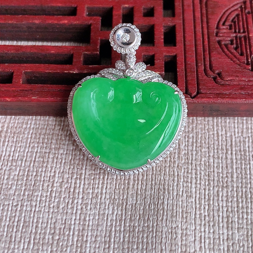 天然A货翡翠18K金伴钻镶嵌满绿如意吊坠 
尺寸29.2-22.2-7裸石16.6-20mm 重量5.28g 0324