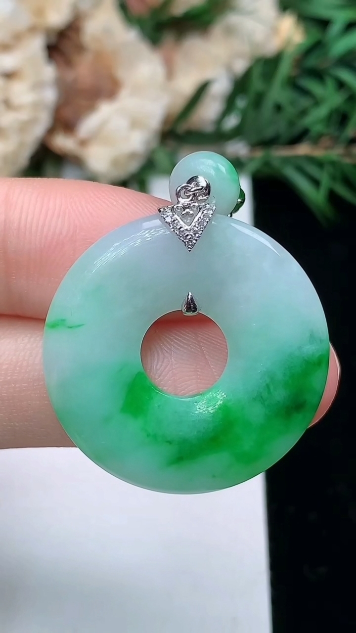 天然A货翡翠平安环吊坠，尺寸26.2-3.6，重量:5.58g
3月25日