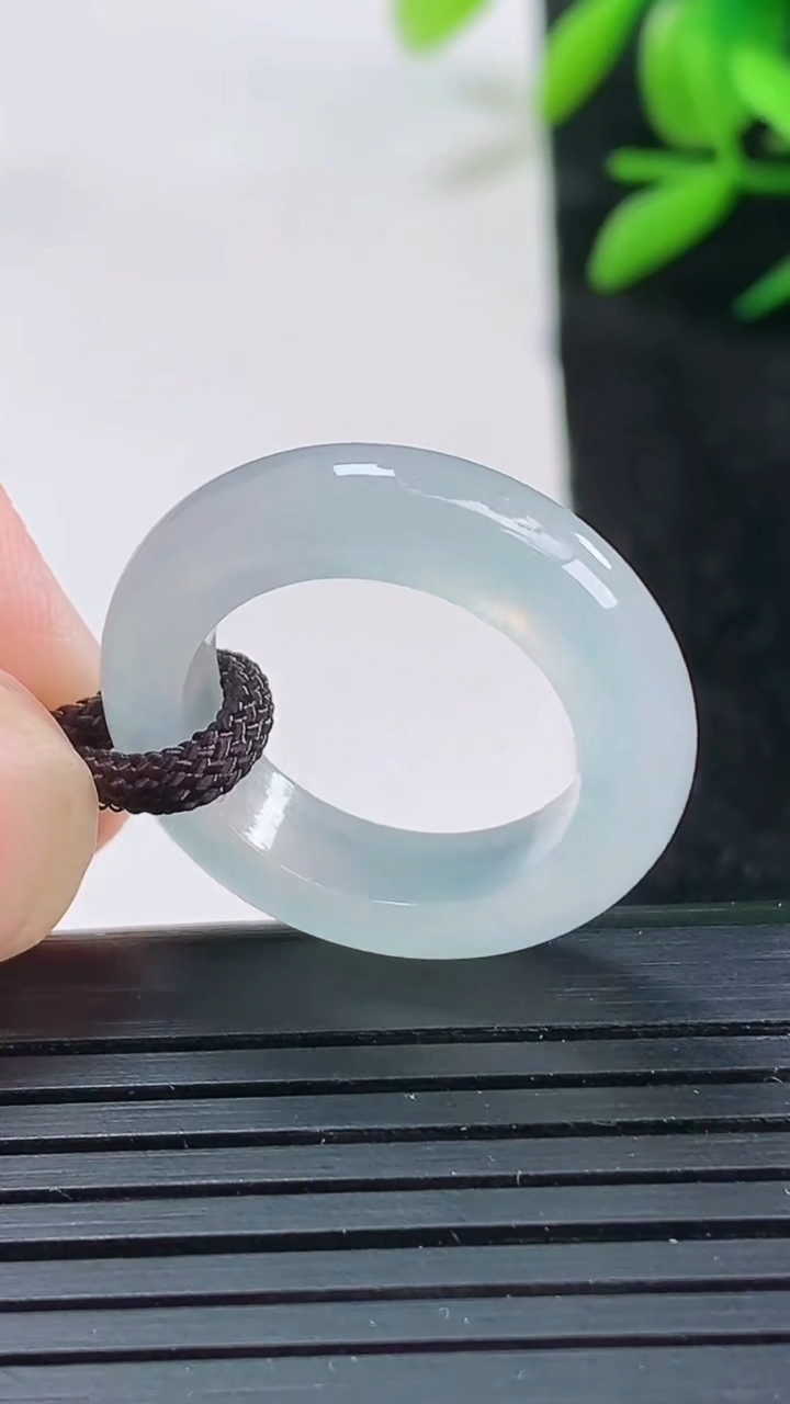 天然A货翡翠指环戒指尺寸16.4-5.4-4重量:4.17g2026年3月25日
工厂直销收藏佳品,种好水足，色泽均匀，有种有色，上手高大气！