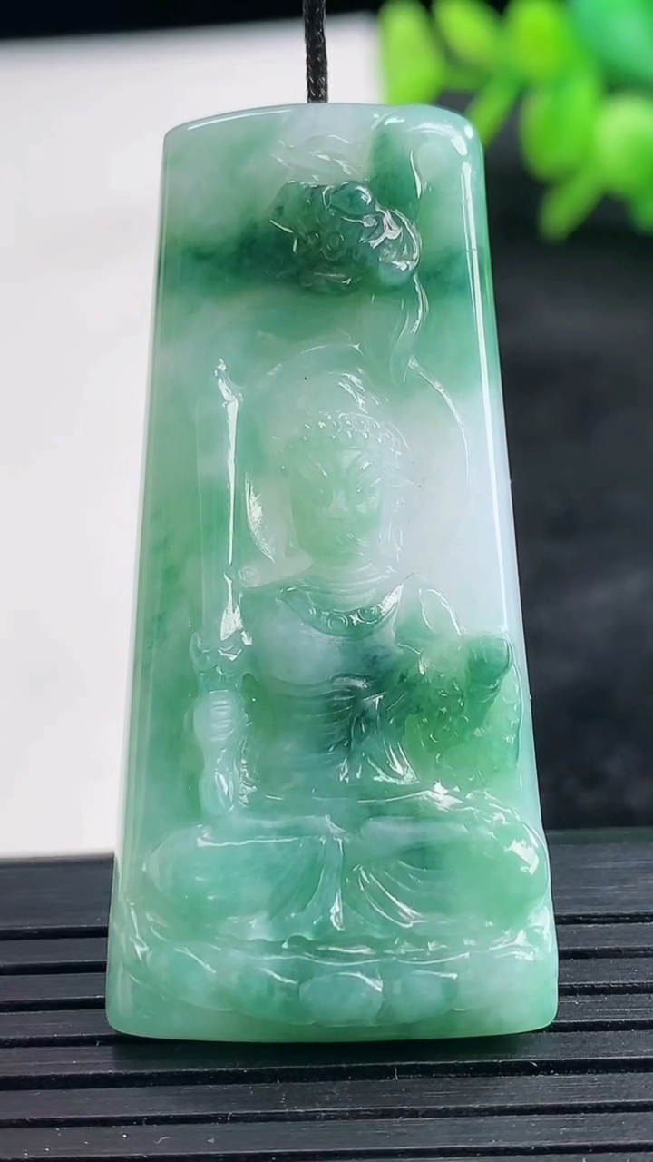 天然A货翡翠不动明王吊坠尺寸48.7-22.8-5.5重量:13.21g
3月25日