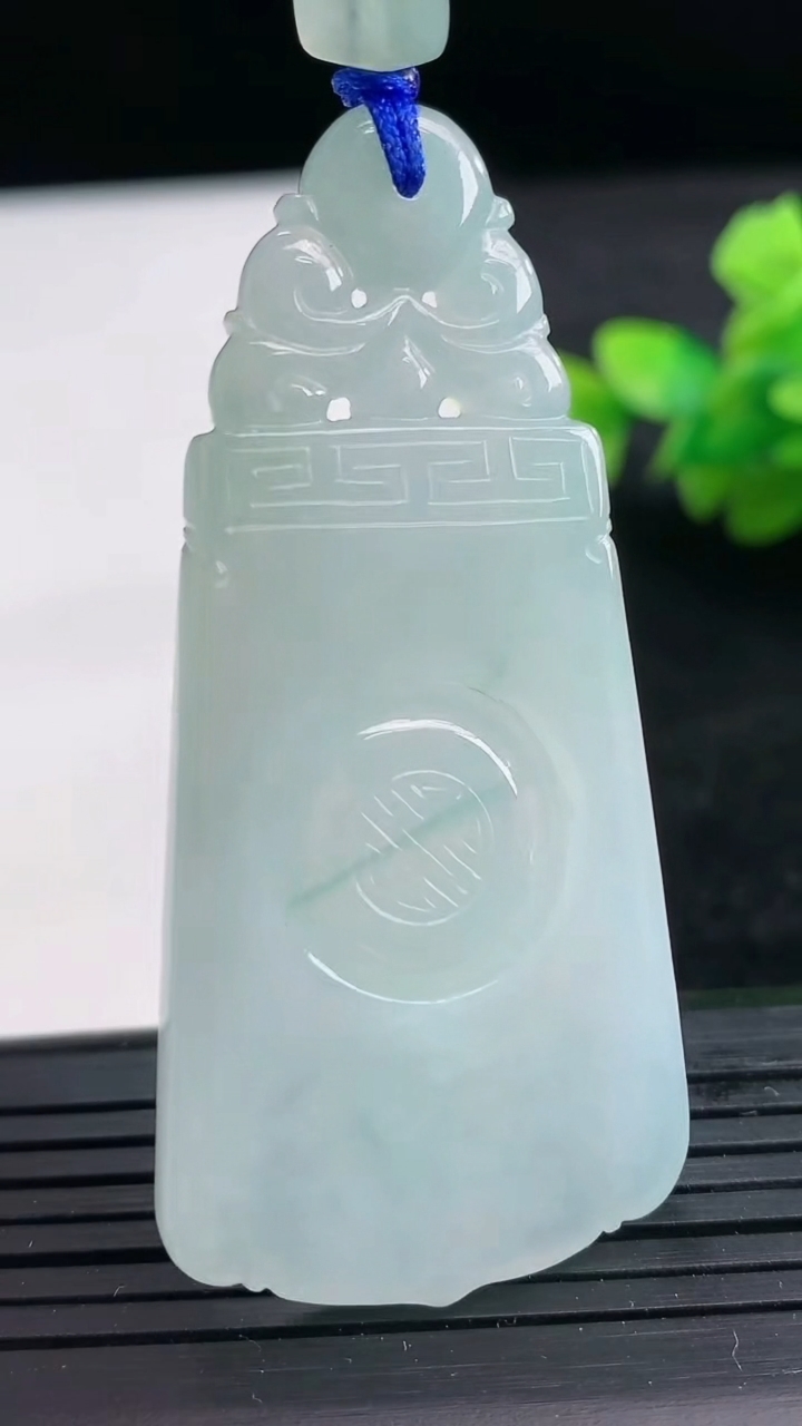 天然A货翡翠飘花仿古无事牌吊坠尺寸59.5-28-3.9重量:16.36g
3月25日