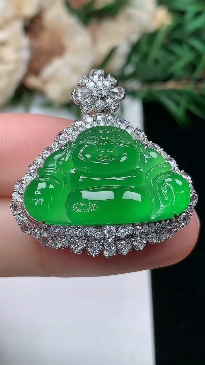 天然A货翡翠佛公吊坠，尺寸28.8-27.4-10.2，裸石14-23.5
3月25日