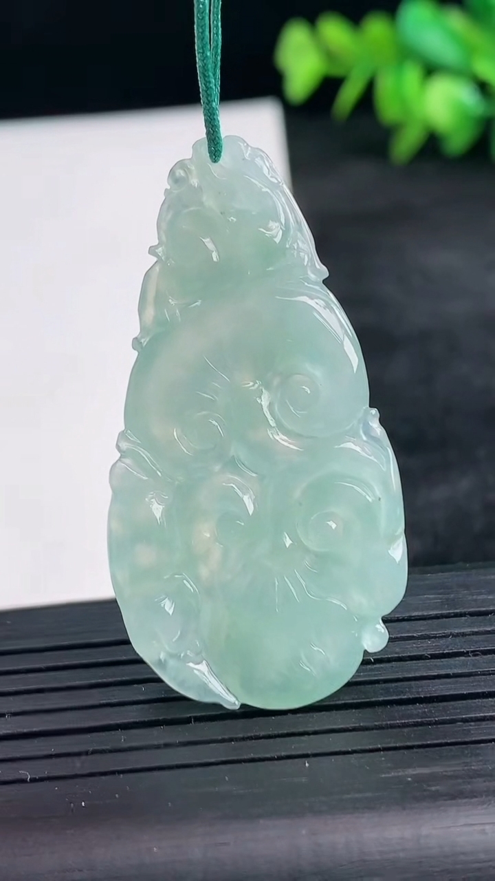 天然A货翡翠如意头吊坠尺寸46.4-24.3-4.3重量:9.29g
3月25日