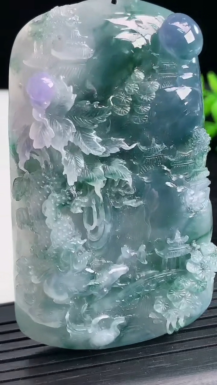 天然A货翡翠紫罗兰飘花山水牌吊坠尺寸69.4-43.8-12.9重量:79.76g
3月25日