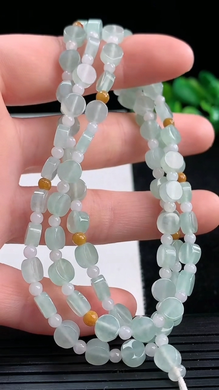 天然A货翡翠无事牌项链尺寸5.5-2.9重量:21.90g3月25日
工厂直销收藏佳品,种好水足，色泽均匀，有种有色，上手高大气！