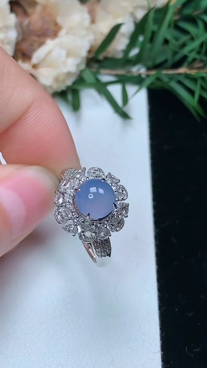 天然A货翡翠紫罗兰蛋面戒指，尺寸17-6.4，重量:3.04g2026年3月25日
工厂直销收藏佳品,种好水足，色泽均匀，有种有色，上手高大气！