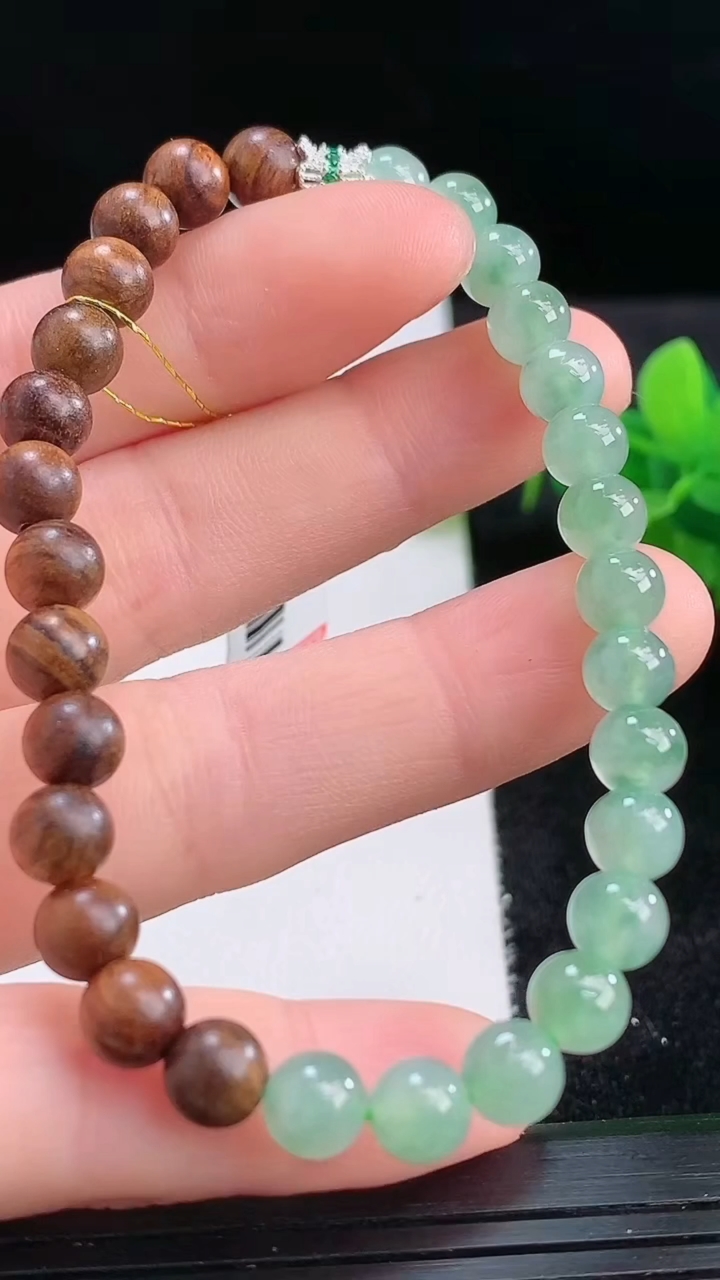 天然A货翡翠檀香圆珠手串尺寸5.7重量:7.77g3月25日
工厂直销收藏佳品,种好水足，色泽均匀，有种有色，上手高大气！