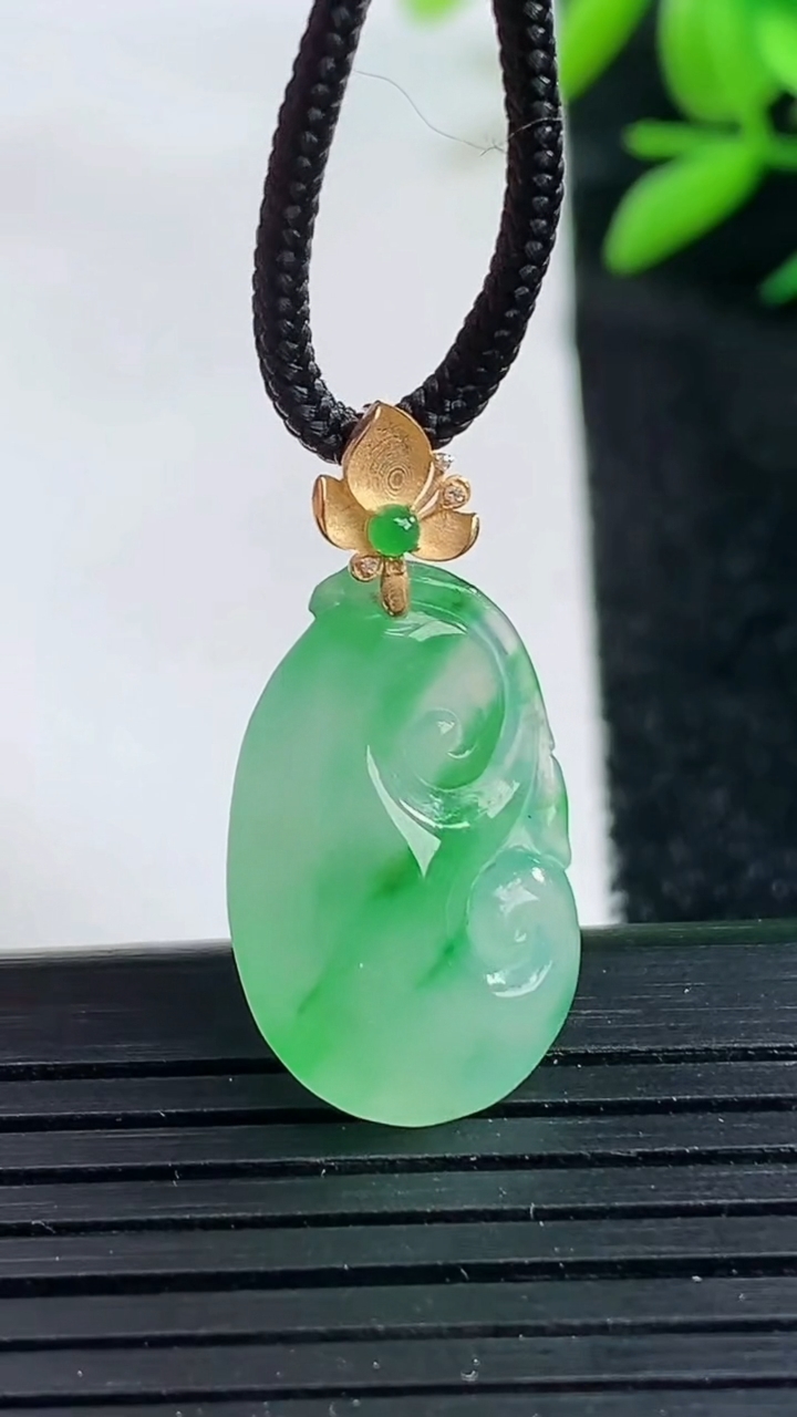 天然A货翡翠如意吊坠尺寸22-13-5.8重量:2.75g
3月25日