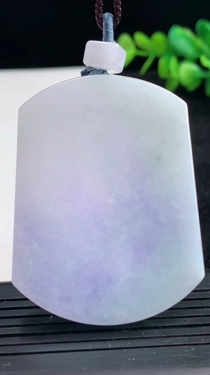 天然A货翡翠春带彩紫罗兰无事牌吊坠尺寸53.3-40.5-5.7重量:37.30g
3月25日