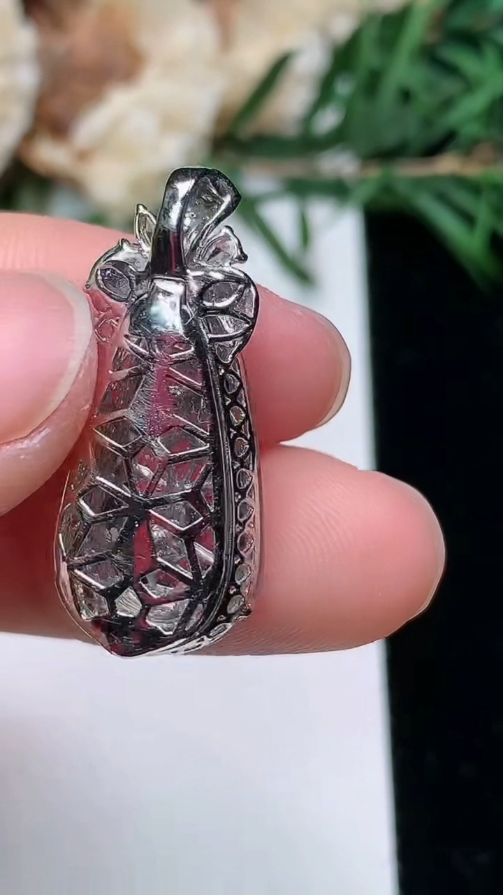 天然A货翡翠白冰福豆吊坠，尺寸21-11.6-7.8，重量:3.74g
3月25日