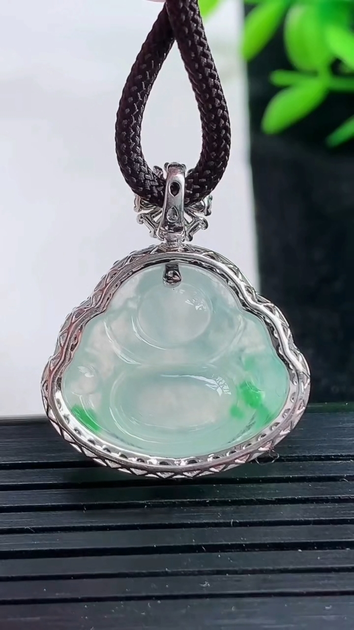 天然A货翡翠佛公吊坠尺寸28.4-24-10.6裸石18.1-20.2重量:6.55g
3月25日