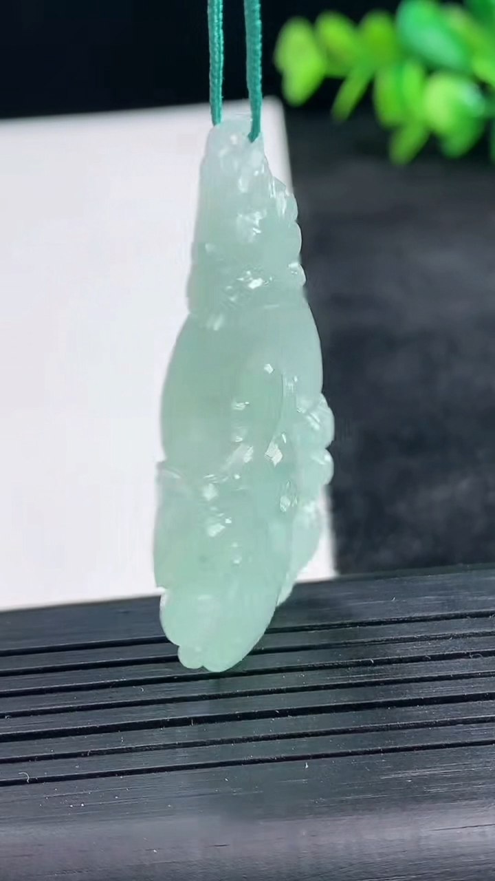 天然A货翡翠如意头吊坠尺寸46.4-24.3-4.3重量:9.29g
3月25日