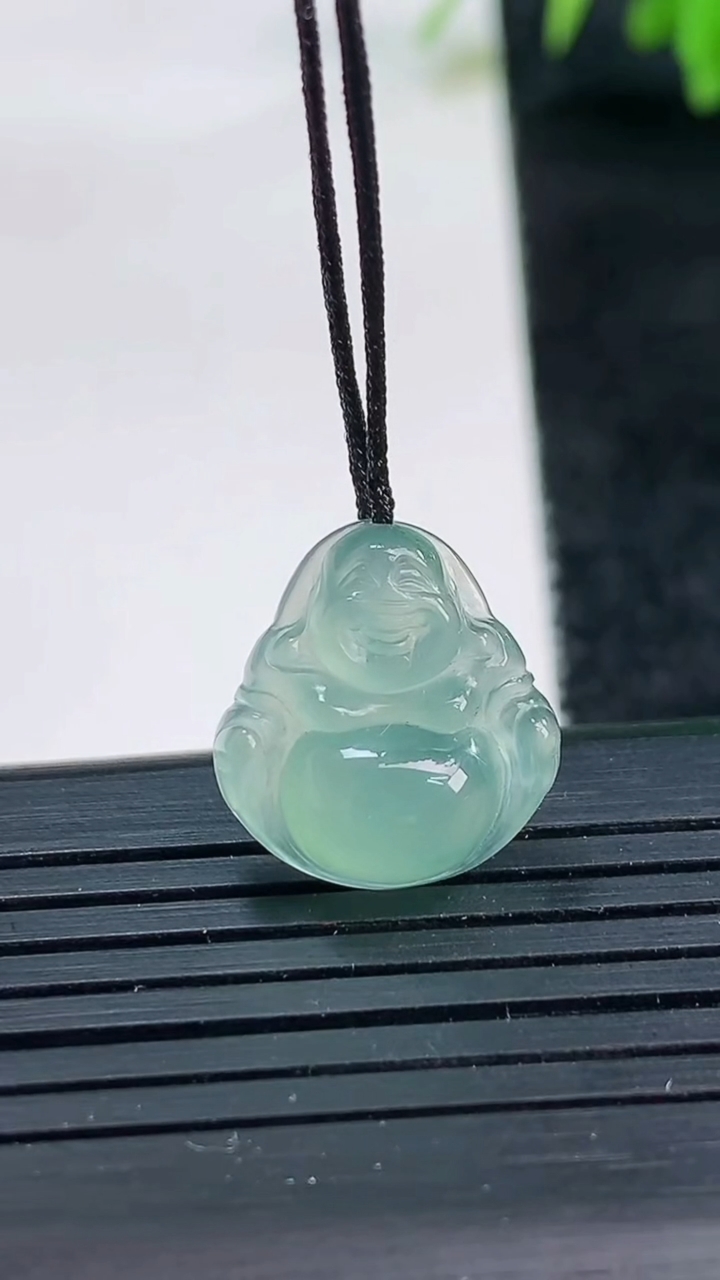 天然A货翡翠佛公吊坠尺寸15.9-14.8-5.6重量:1.97g
3月25日