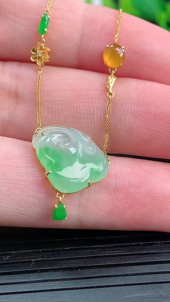 天然A货翡翠如意头吊坠尺寸14.1-16.7-3.1重量:2.65g
3月25日