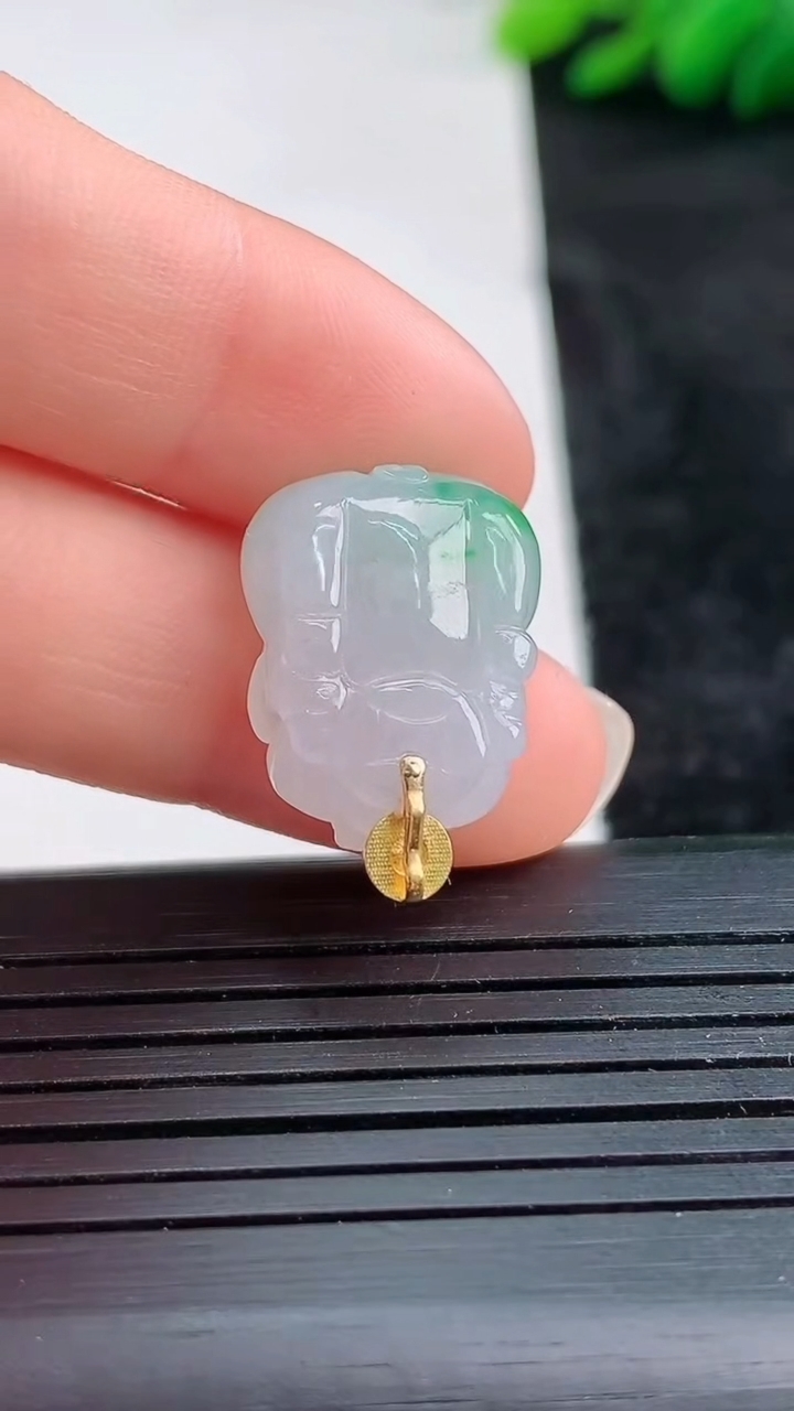 天然A货翡翠生肖猪吊坠尺寸17.2-13.9-7.9重量:4.19g
3月25日