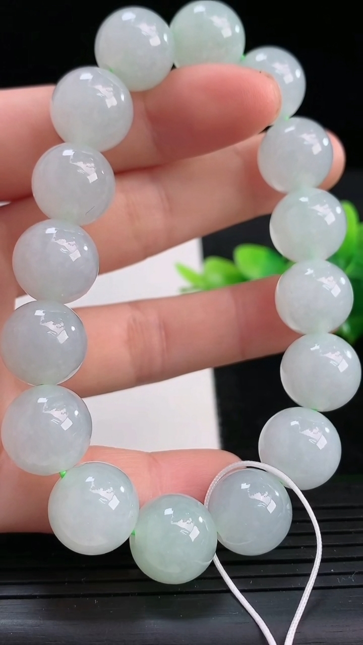 天然A货翡翠圆珠手串尺寸12.4-16颗重量:53.49g3月25日
工厂直销收藏佳品,种好水足，色泽均匀，有种有色，上手高大气！