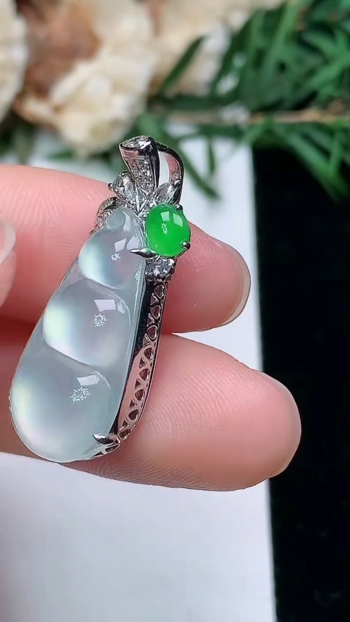 天然A货翡翠白冰福豆吊坠，尺寸21-11.6-7.8，重量:3.74g
3月25日