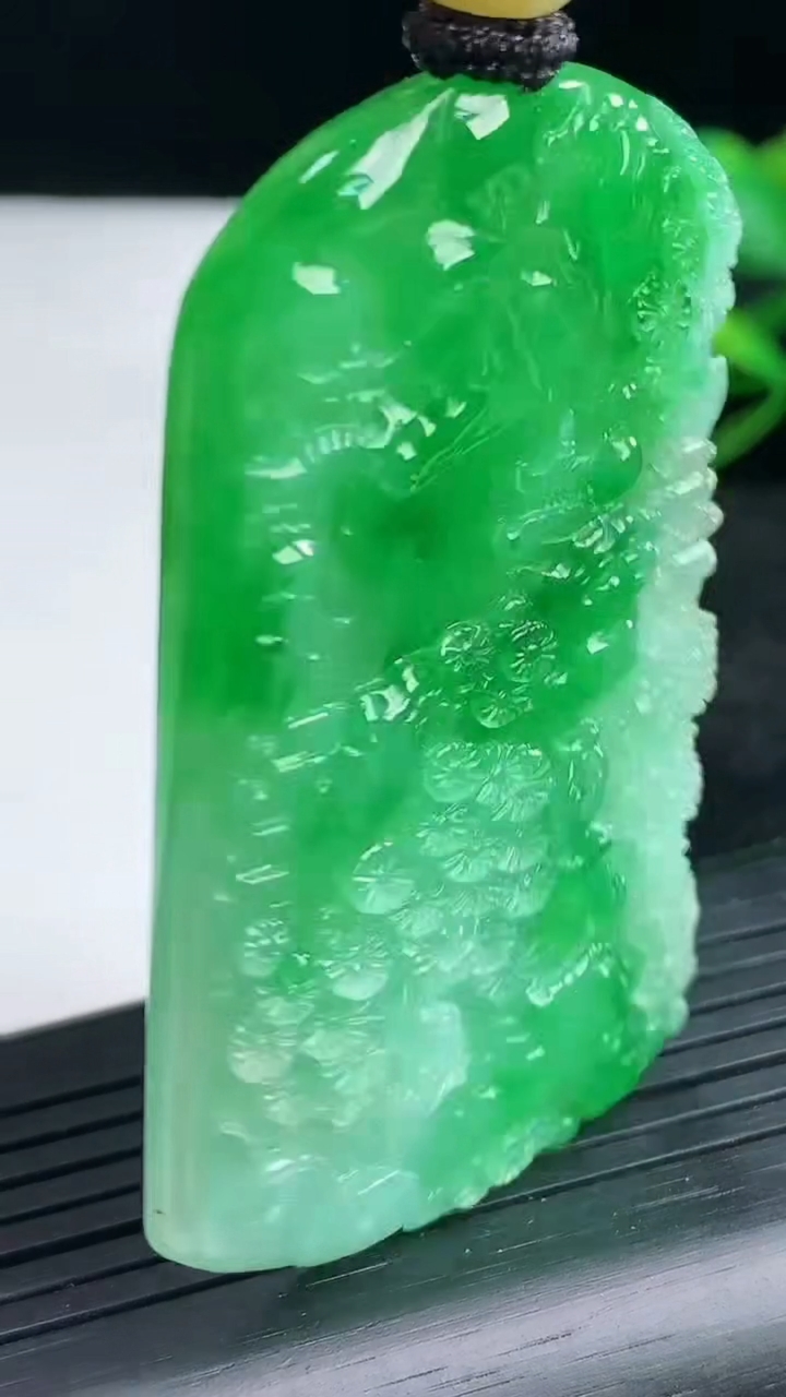 天然A货翡翠山水牌吊坠尺寸59-35.7-5.8重量:32.78g
3月25日