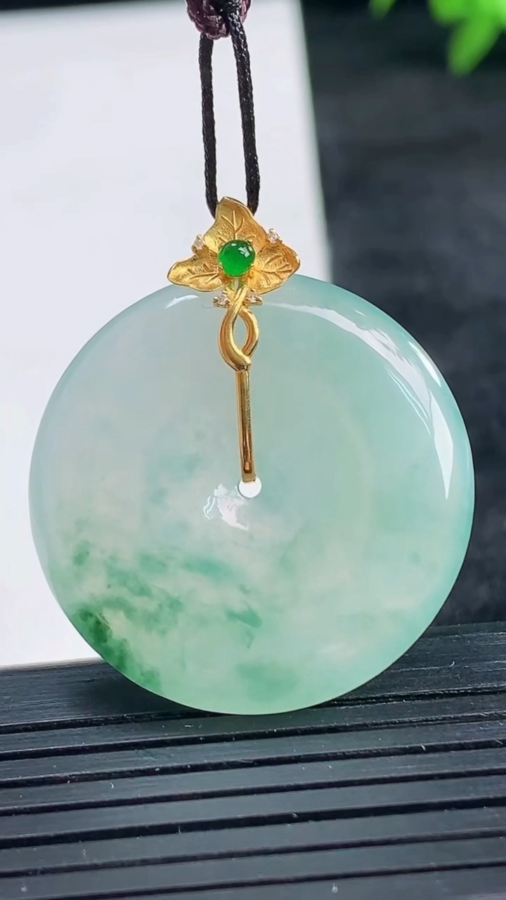 天然A货翡翠种飘花平安扣吊坠尺寸29.2-4.8重量:9.75g
3月25日