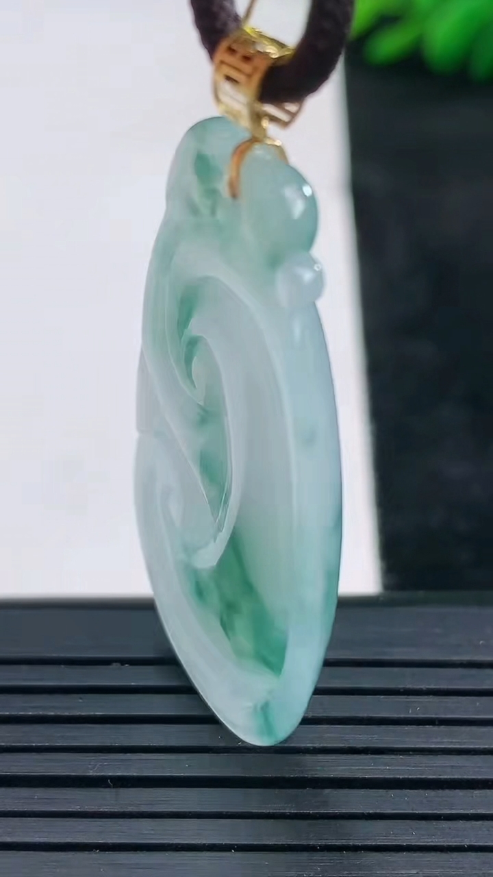 天然A货翡翠18K金飘花如意吊坠尺寸42-23.8-3.6重量:8.68g
3月25日