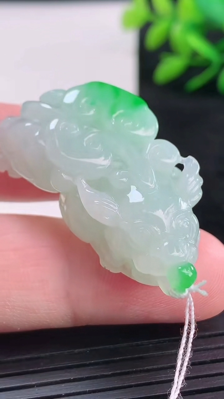 天然A货翡翠貔貅吊坠尺寸40.4-18.7-12.4重量:19.70g
3月25日