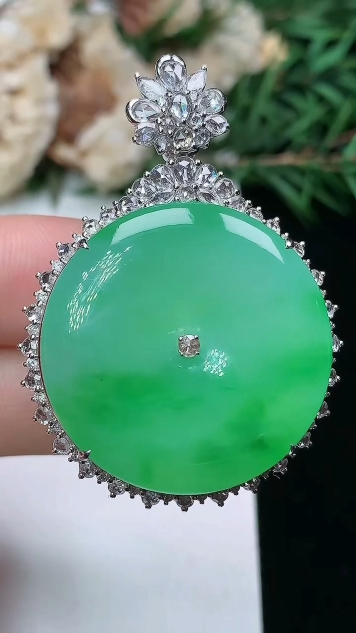 天然A货翡翠平安扣吊坠，尺寸43.3-13.3-13，裸石26.7，重量:15.67g
3月25日