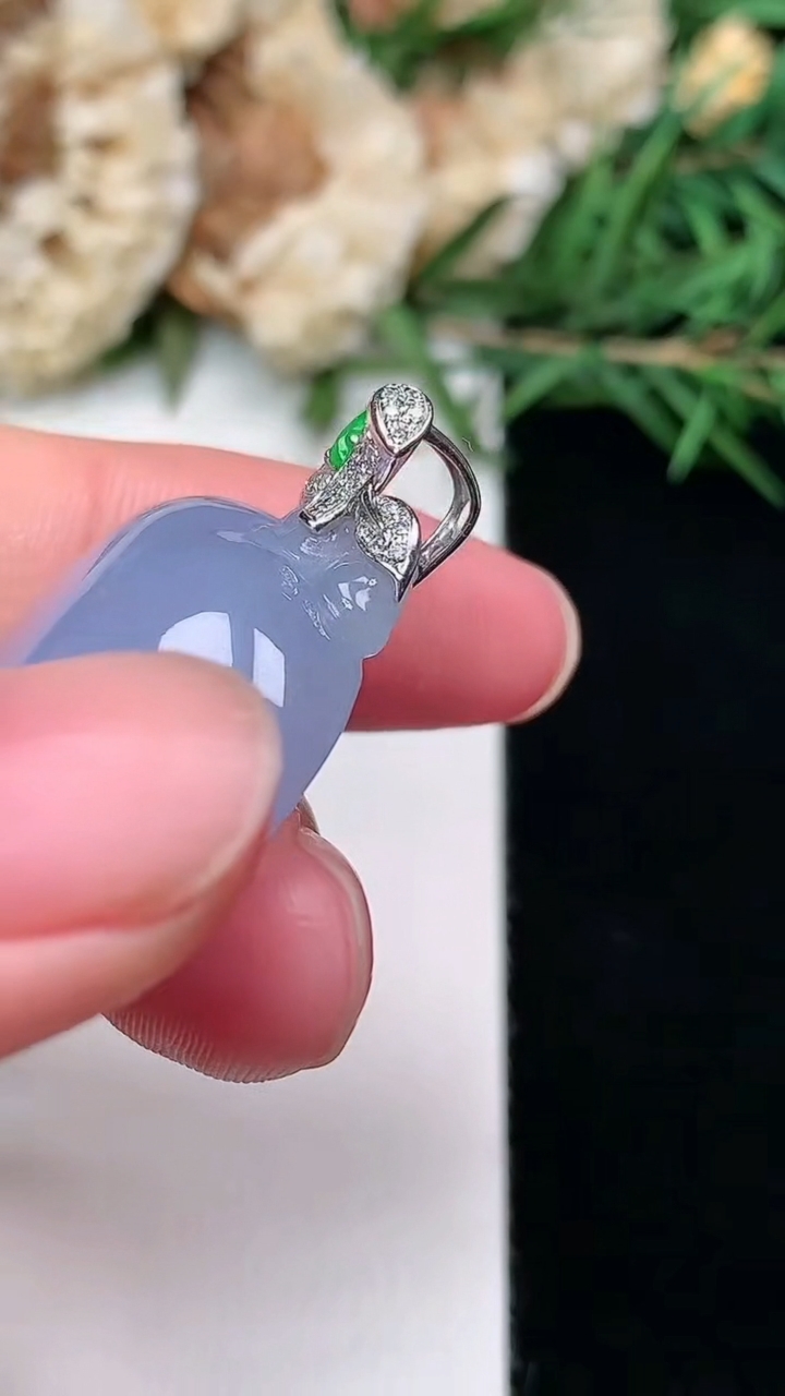 天然A货翡翠紫罗兰福瓜吊坠，尺寸27.8-25.3-10.3，重量:13.45g
3月25日