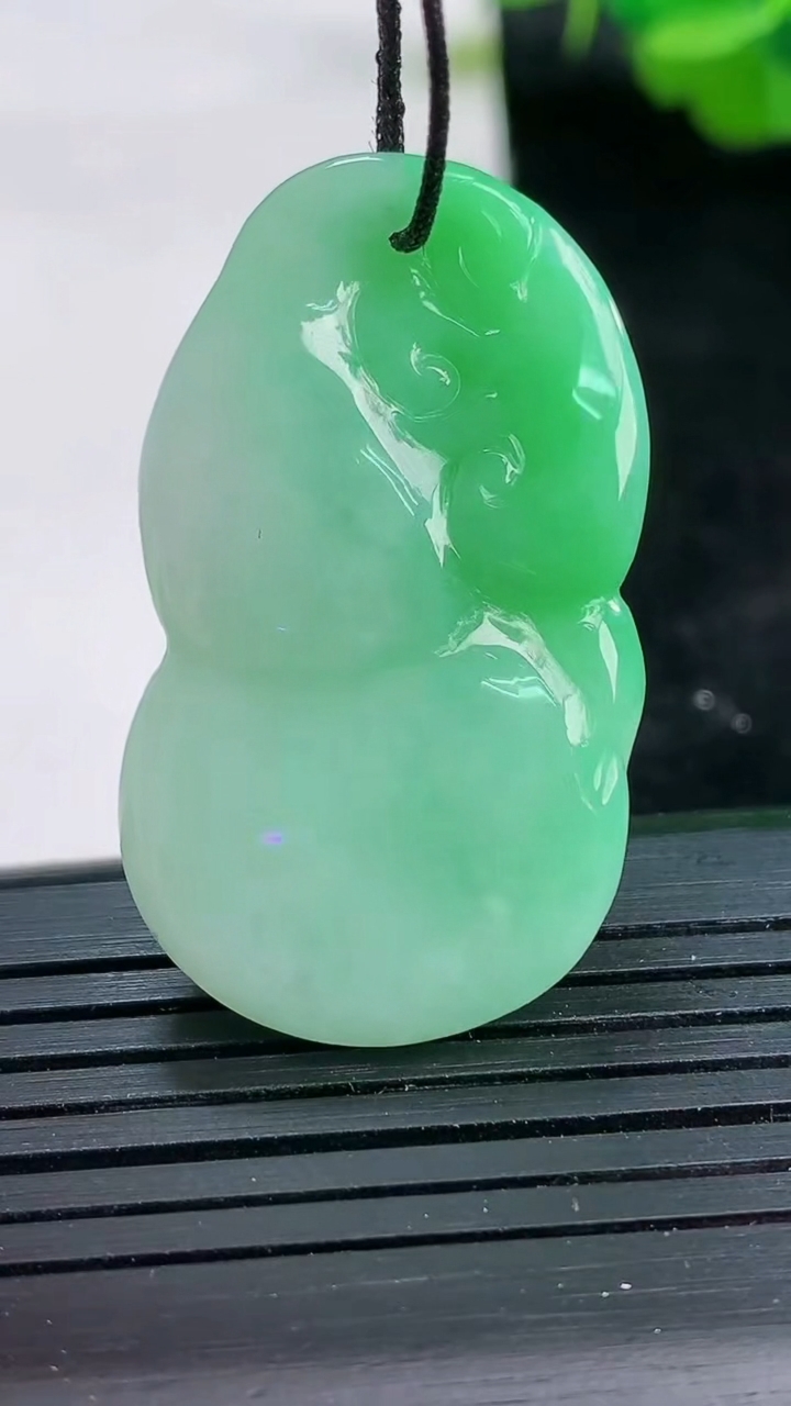 天然A货翡翠葫芦吊坠尺寸37.6-21-9重量:12.64g
3月25日