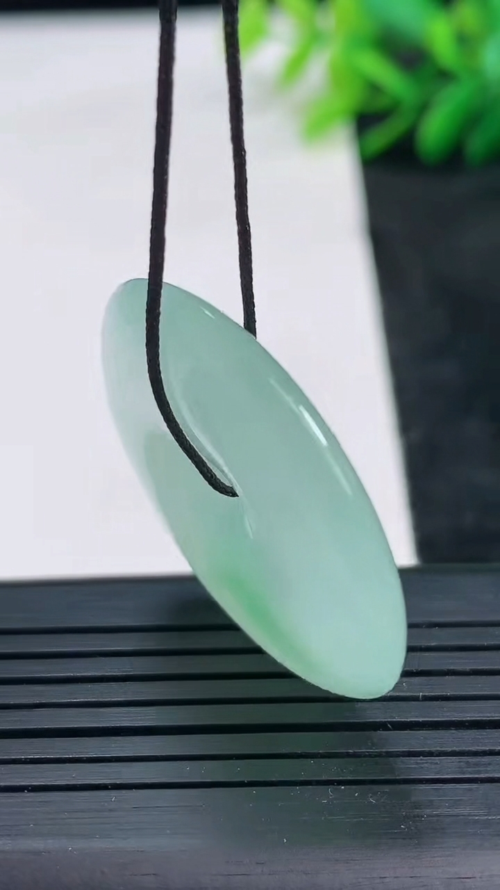 天然A货翡翠平安扣吊坠尺寸32.7-5.8重量:12.46g
3月25日