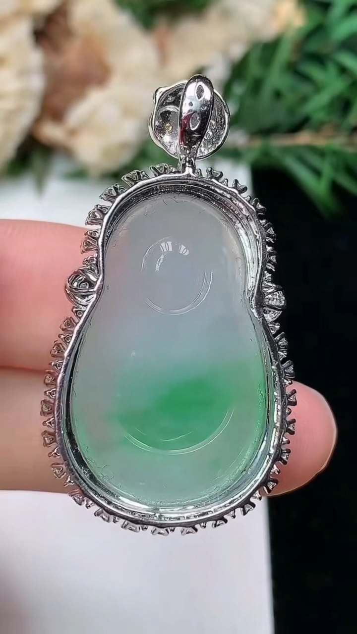 天然A货翡翠财神爷吊坠，尺寸38.7-21.4-11，裸石27-17，重量:7.19g
3月25日