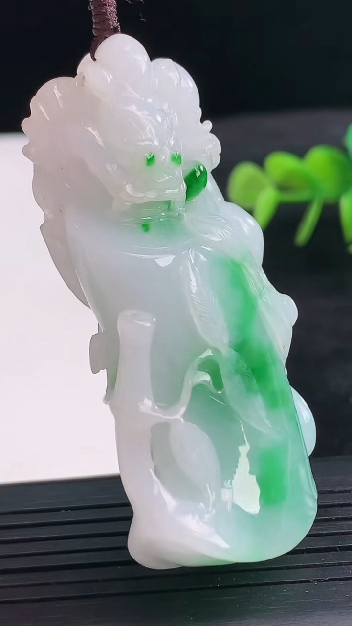 天然A货翡翠节节高升 竹节吊坠尺寸61-32.6-14.4重量:55.84g
3月25日