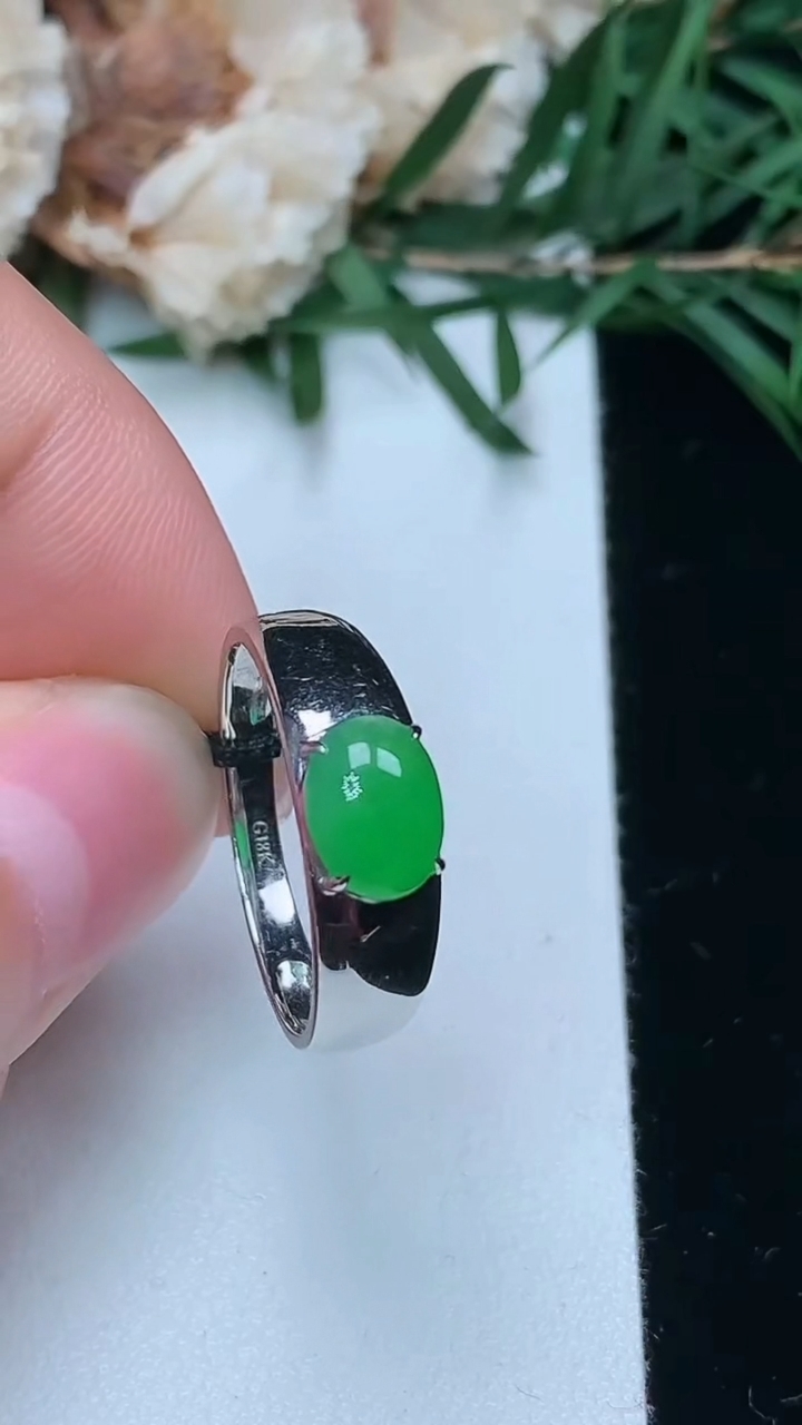 天然A货翡翠蛋面戒指，尺寸17.4-7.4-5.6，重量:1.82g2026年3月25日
工厂直销收