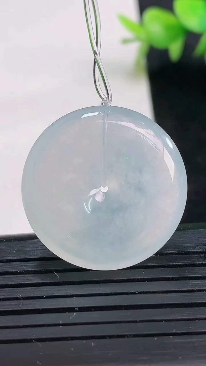 天然A货翡翠平安扣吊坠尺寸26-5.8重量:8.28g
3月25日