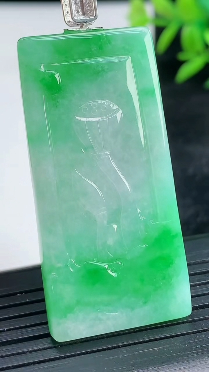 天然A货翡翠龙牌吊坠尺寸49.1424.1-5.9重量:17.45g
3月25日