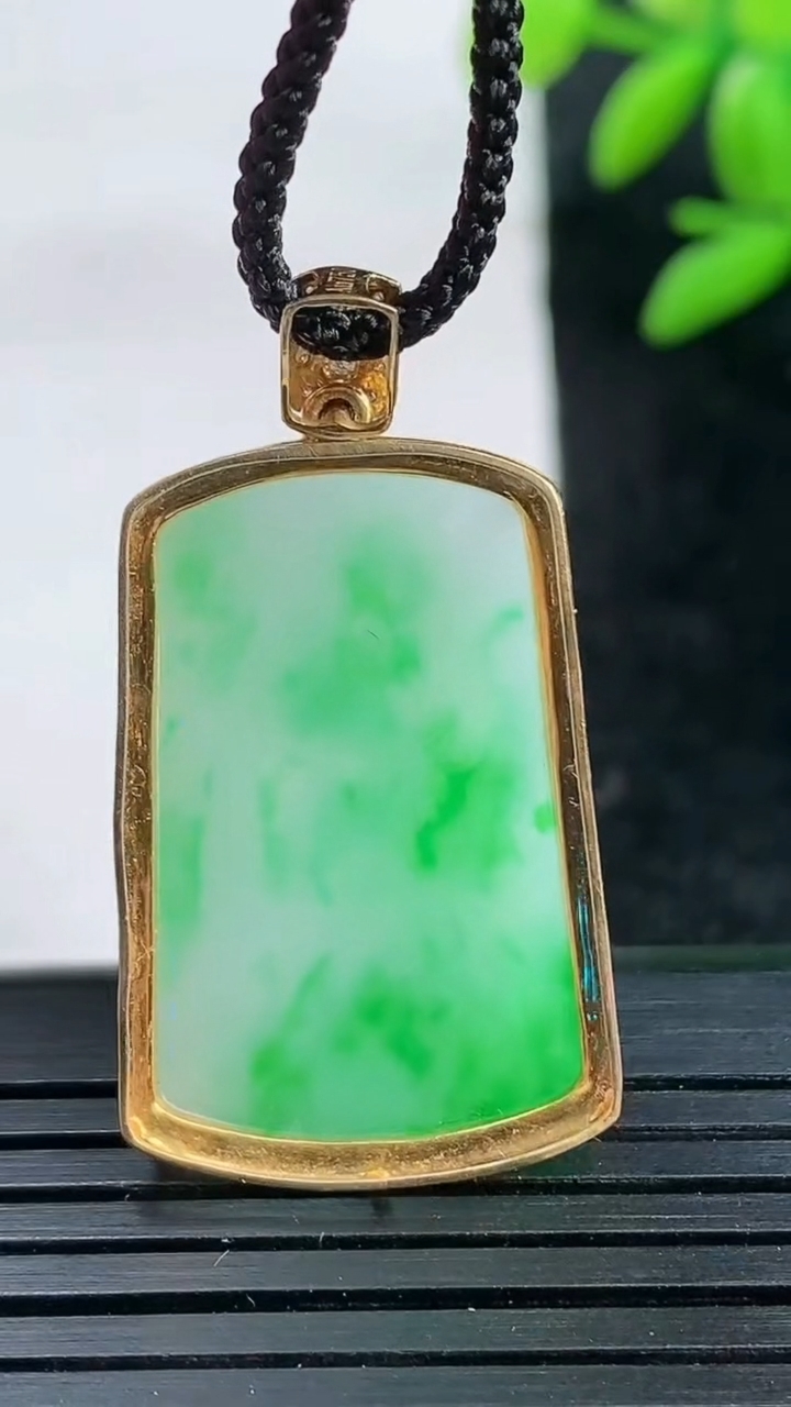 天然A货翡翠无事牌吊坠尺寸34.7-19.1-5.2裸石26.4-17重量:4.88g
3月25日