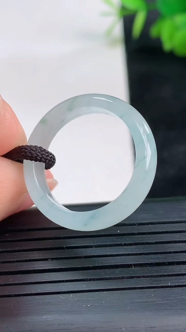 天然A货翡翠飘花指环戒指尺寸19.4-5.2-2.9重量:3.29g2026年3月25日
工厂直销收藏佳品,种好水足，色泽均匀，有种有色，上手高大气！